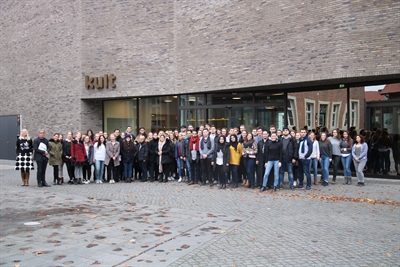 75 Architekturstudentinnen und Architekturstudenten der Hochschule Bochum besichtigten das "kult" in Vreden - Führung durch das gesamte Gebäude mit besonderem Augenmerk auf die bauliche Gestaltung